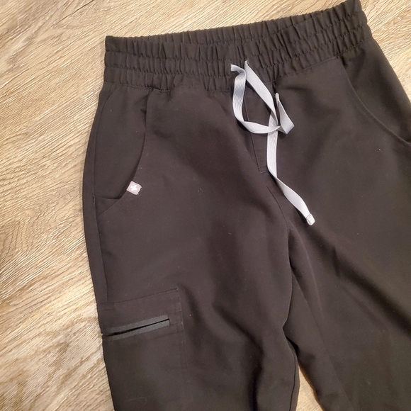 FIGS Zamora High Rise Joggers 🖤 - Picture 2 of 5